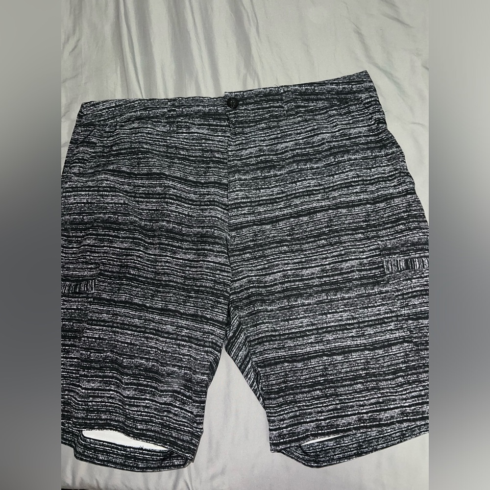 Men’s golf shorts